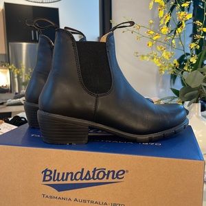 Brand new Blundstone boots with heel. Worn once. Perfect condition.